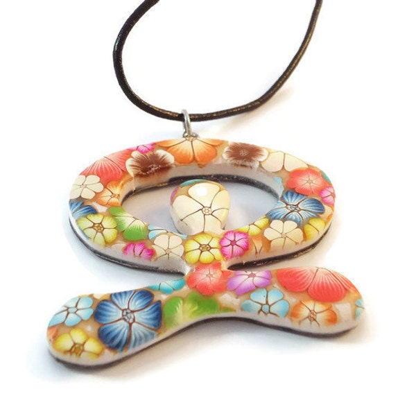 Colgante indalo floral, Colgante hecho a mano en arcilla polimérica, Colgante con totem protector y  de buena suerte para regalo,.