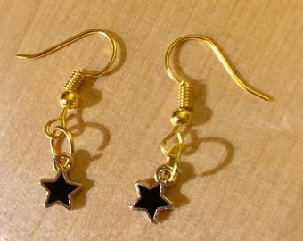 Boucles d’oreille en plaqué or 18K mini étoiles noires