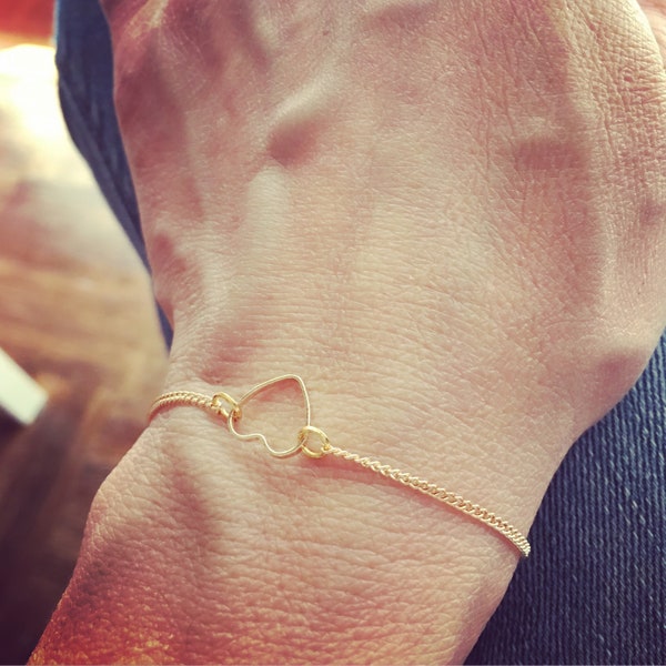 Bracelet doré fin avec un coeur