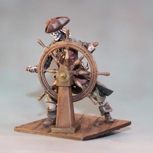 Geheimnisvolles Geisterpirat-Harzspielzeug, einzigartiges Geschenk für Männer, Geisterpirat mit Schiffsrad-Harzminiaturen, bemalte Piraten-Skelettfiguren