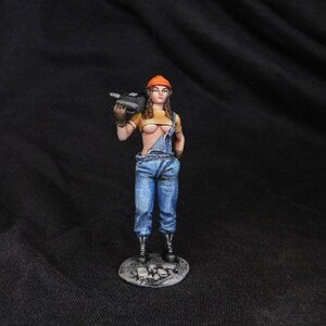 Painted Model Worker Girl 54mm, Figure Collectibles, Scale Miniature, Painted Miniature, Collectible Toy, Female Statuette, Small Mens Gift