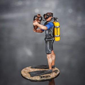 Ocean Treasure Hunter, Tin Miniature 54 mm, Dads Gift, Treasure Diver with Antique Vase, Scuba Diver Miniature, Figurine in Scale 1/32