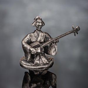 Tin Metal Miniature, Japanese Girl Miniature 1/32 Scale, Action Collectible Gift Figure, Geisha Playing Shamisen Miniature, Figurine 54mm