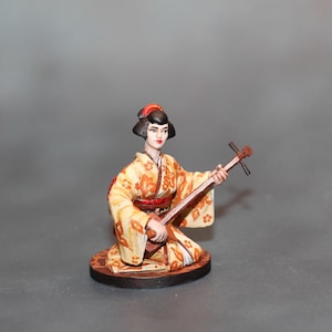 Playing Geisha on Shamisen 80 mm, 3D Print Miniatures, Tabletop Miniature Female, Miniature Figurine Medieval Japan, Gift Toy Figurine