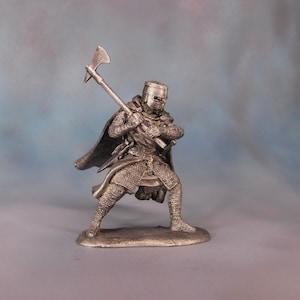 Estatua de la época medieval, caballero teutónico con hacha, caballero con armadura sin pintar, miniatura medieval, figura de acción de 54 mm, regalo único para hombre.