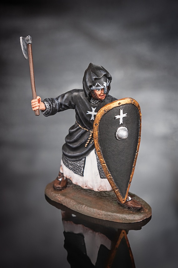 Tin toy soldiers ELITE painted 54 mm  Medieval knight with an ax. 