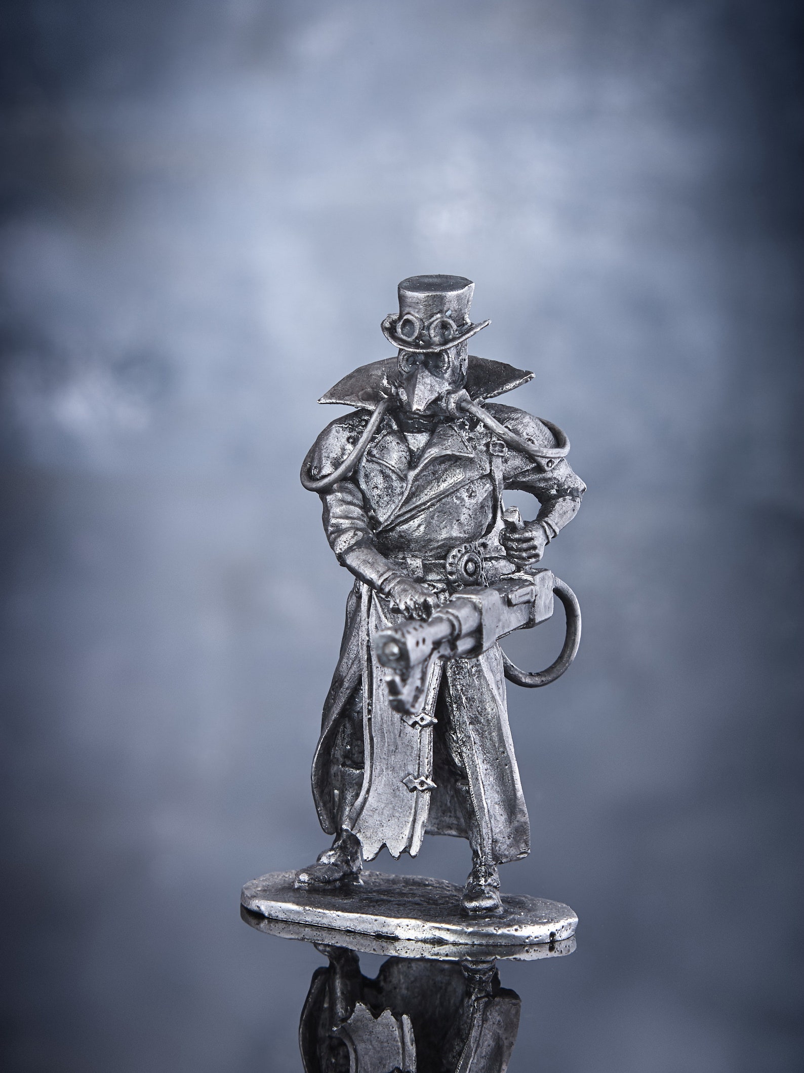 фигурка военного врача.