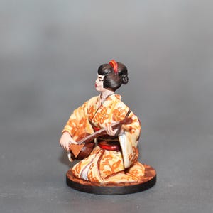 Japanese Female Geisha samisen 54mm, 3D Printed Model of Japanese Girl, Men&#39;s Gift, Figurine of Playing Geisha on Shamisen, Gift for Dad