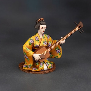 Miniature Sculpture 1/32 Scale, Hand Painted Statuette, Gift for Dad, Figurine of Playing Geisha on Shamisen, Japanese Geisha Miniature 54mm
