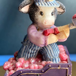 Mary&#39;s Moo Moos figurine
