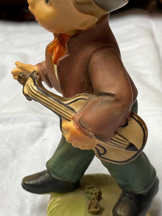 バイオリンを持つ陶器製音楽家フィギュア バイオリンを持つ陶器製音楽家フィギュア