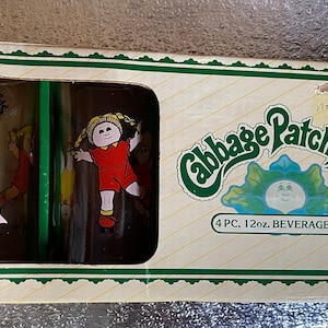 Puede incluir: Un juego de bebidas vintage de 4 piezas de Cabbage Patch Kids en su embalaje original. La caja presenta el logotipo de Cabbage Patch Kids e ilustraciones de las muñecas en los vasos. Cada vaso es de 355 ml.