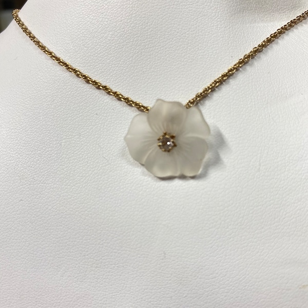 Vintage white flower set Boruch and Necklace Cubic Zirconia Gems in the center Unique Style MMC