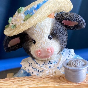 Mary&#39;s Moo Moos figurine