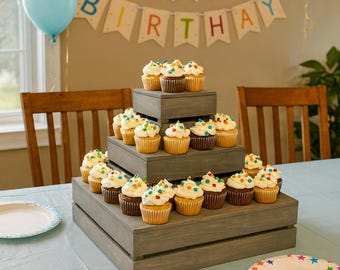 Exhibidor de postres rústico de madera para cupcakes con acabado en gris antiguo