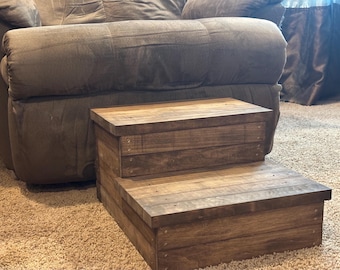Taburete rústico de madera de dos escalones con acabado marrón medio: ideal para mascotas o como elevador para niños.