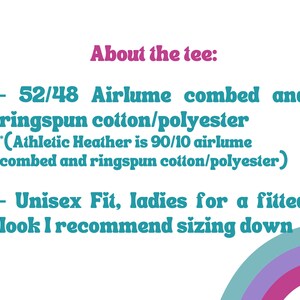 K&ouml;nnte beinhalten: Text &uuml;ber ein T-Shirt, das besagt, dass es aus 52/48 Airlume gek&auml;mmter und ringgesponnener Baumwolle/Polyester besteht. Der Text besagt auch, dass die Athletic Heather aus 90/10 Airlume gek&auml;mmter und ringgesponnener Baumwolle/Polyester besteht. Der Text besagt auch, dass das T-Shirt Unisex ist, aber empfiehlt, eine Nummer kleiner zu w&auml;hlen, um einen figurbetonten Look f&uuml;r Frauen zu erhalten.