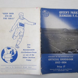 Könnte beinhalten: Ein blaues und weißes Heftchen mit dem Titel "Queen's Park Rangers F.C. Official Handbook 1953-1954" zum Preis von 1/- herausgegeben vom Fanclub. Das Cover zeigt ein Schwarzweißfoto eines Fußballspiels.