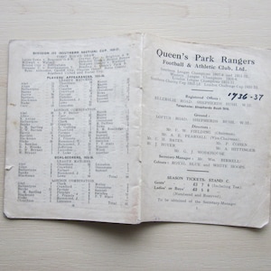 Könnte beinhalten: Ein schwarz-weiß gedrucktes Programm für den Queen's Park Rangers Football & Athletic Club, Ltd. für die Saison 1936-37. Das Programm listet die Vereinsoffiziere, Direktoren, Spielfelder und Saisonkartenpreise auf.