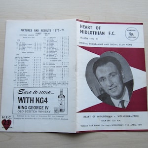 Könnte beinhalten: Ein Vintage-Programm für ein Fußballspiel des Heart of Midlothian F.C. Das Programm zeigt ein Foto eines Mannes im Anzug und mit Krawatte, mit dem Text "Heart of Midlothian F.C. Saison 1970-71" und "Offizielles Programm und Nachrichten des Sozialclubs".