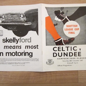 Peut inclure: Double page vintage. Une page présente une publicité automobile avec le texte "skellyford means most in motoring". L'autre page est un programme de la finale de la Coupe d'Écosse Celtic contre Dundee.