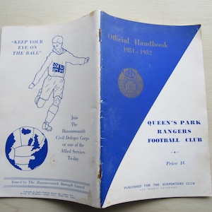 Könnte beinhalten: Ein blaues und weißes Heftchen mit dem Titel "Offizielles Handbuch 1951-1952" für den Queen's Park Rangers Football Club. Das Cover zeigt ein Wappen mit den Buchstaben "QPR" und einem Fußball.