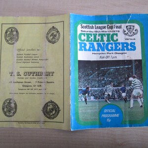 Może przedstawiać: Otwarty program finału Pucharu Ligi Szkockiej z 18 marca 1978 roku, z meczem Celtic kontra Rangers. Okładka jest niebiesko-zielona z nazwami drużyn. Lewa strona jest żółta z tekstem i emblematami.