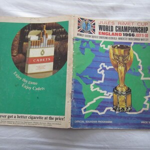 Op de afbeelding: Vintage souvenirprogramma van het Jules Rimet Cup Wereldkampioenschap 1966 in Engeland. De cover toont een gouden trofee, een kaart van Engeland en een pakje Cadets-sigaretten. De tekst luidt "Enjoy the game, Enjoy Cadets."