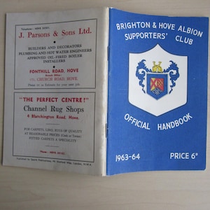 Manual y anuario del Brighton & Hove Albion Football Soccer Club 1963-64. Ideal como regalo de Navidad, Día del Padre o cumpleaños.