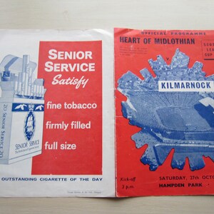 Könnte beinhalten: Ein Vintage-Programm für das Finale des Scottish League Cup zwischen Heart of Midlothian und Kilmarnock. Das Programm zeigt ein Foto des Hampden Park Stadions und eine Werbung für Senior Service Zigaretten.