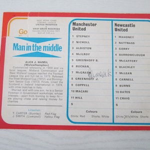 Könnte beinhalten: Ein Vintage-Fußballprogramm in den Farben Rot, Weiß und Blau. Das Programm listet die Aufstellungen von Manchester United und Newcastle United auf. Das Programm enthält auch einen Abschnitt mit dem Titel "Man in the Middle" mit Informationen über den Schiedsrichter Alex J. Hamil.