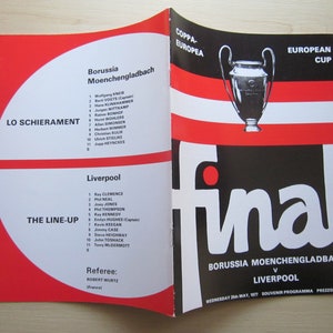 Könnte beinhalten: Ein Vintage-Souvenirprogramm des Europapokal-Finales 1977 zwischen Borussia Mönchengladbach und Liverpool. Das Cover zeigt die Europapokal-Trophäe und das Wort "Final" in Weiß auf schwarzem Hintergrund.