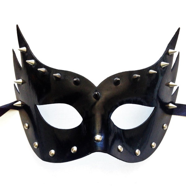 Schwarze Lackledermaske mit Nieten und Spikes, schwarze Ledermaske mit Nieten und Nieten