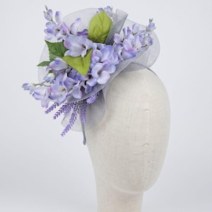ラベンダー色の紫陽花のファシネーターハット、フラワーヘッドバンド、春のティーパーティーハット、ケンタッキーダービーハット（女性用）、紫色の花柄ハット