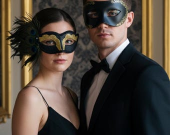 Máscara de mascarada para parejas con plumas de pavo real y purpurina