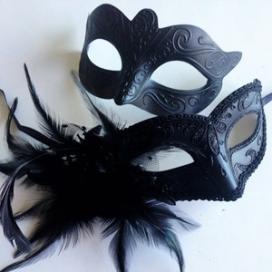 Máscaras de baile pretas, máscaras de casal, par de máscaras femininas com penas, máscara preta masculina, todas as máscaras pretas