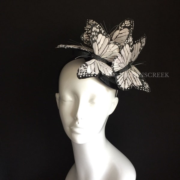 casque papillon, thème du papillon monarque blanc, chapeau de fascinateur derby, casque de monarque noir et blanc, fascinateurs pour femmes