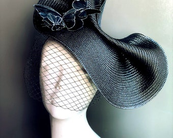 Elegante sombrero negro con velo y mariposas, tocado de mariposa, accesorio de mariposa, velo de jaula, velo de tul