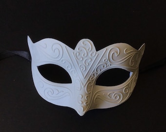 Maschera bianca fai da te per feste di carnevale per bambini