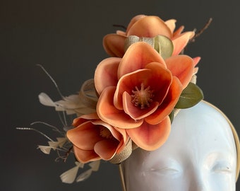 Magnolien-Fascinator-Hut, orangefarbene Farbtöne, Sommer-Teeparty-Hut, Magnolien-Fascinator-Hut, Magnolien-Stirnband für Frauen, Blumen-Kopfschmuck-Accessoire