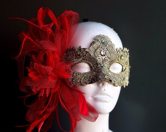 Maskeradmask med röd fjäder: Festmask i brokadspets