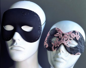 Juego de máscaras minimalistas para parejas con encaje negro y rosa