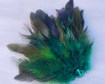 Barrette plume verte, coiffe de plumes, plume à clip, accessoire plume, accessoire cheveux élégant, soirée mascarade, derby, bal masqué