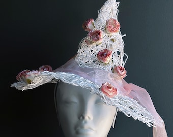 Sombrero de bruja blanco con flores y rosas: sombrero de Halloween de estilo hada para disfraz de cottagecore o festival de jardín. Tocado de bruja.