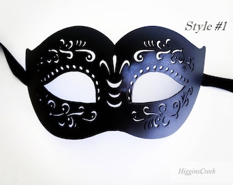 Mascarilla de piel vegana para hombre con diseño de volutas - Mascarilla unisex de piel sintética