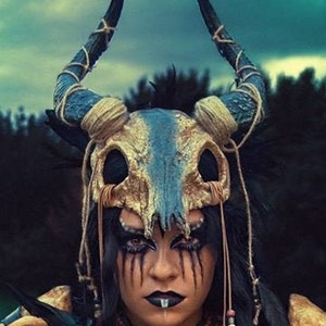 Ram hoorn schedel heidense Viking rituele schedel hekserij schedel hertengewei zendspoel samhain festival rituele schedel Wicca sjamaan Salem heidense heks