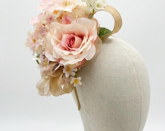 Sombrero tocado floral - Rosa rosa, hortensia y sinamay