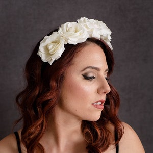 Copricapo con rosa bianca, ghirlanda di rose, corona di fiori, accessorio fotografico, copricapo stile bosco, fascia per capelli con fiori da donna