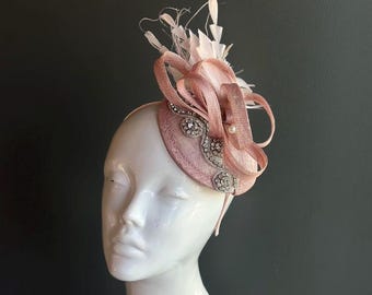 結婚式用のピンクの羽根とクリスタルのヘッドピース、ダービーやガーデンパーティー用のティーパーティー用ファシネーターハット
