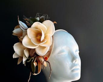 Sombrero de fiesta de té, tocado floral beige tostado, sombrero de flor de magnolia para mujer, accesorio para la cabeza con flores